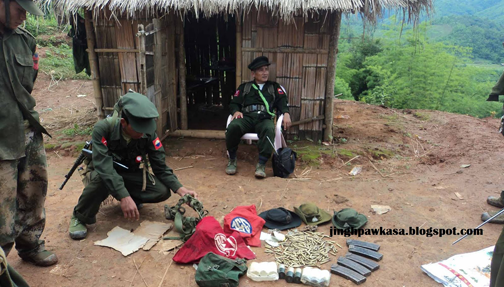 မြန်မာတပ်မှ ဖမ်းဆီးရမိသော ကျည်ဆံများကို စစ်ဆေးနေစဉ်