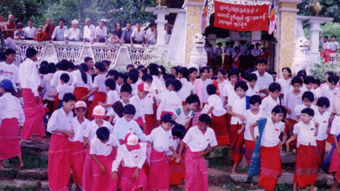 မွန်ပြည်နယ် ချောင်းဆုံမြို့နယ်မှ နွေရာသီ မွန်စာပေသင်တန်း သင်တန်းသား/သူများ လက်ခံကြိုဆိုပွဲ (ဓာတ်ပုံ-လွတ်လပ်သော မွန်သတင်းအေဂျင်စီ) မွန်ပြည်နယ် ချောင်းဆုံမြို့နယ်မှ နွေရာသီ မွန်စာပေသင်တန်း သင်တန်းသား/သူများ လက်ခံကြိုဆိုပွဲ (ဓာတ်ပုံ-လွတ်လပ်သော မွန်သတင်းအေဂျင်စီ)