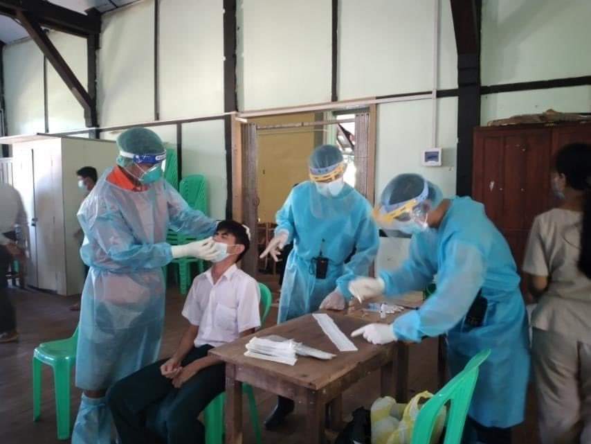 Caption: ကိုဗစ်ရောဂါ စစ်ဆေးနေပုံ