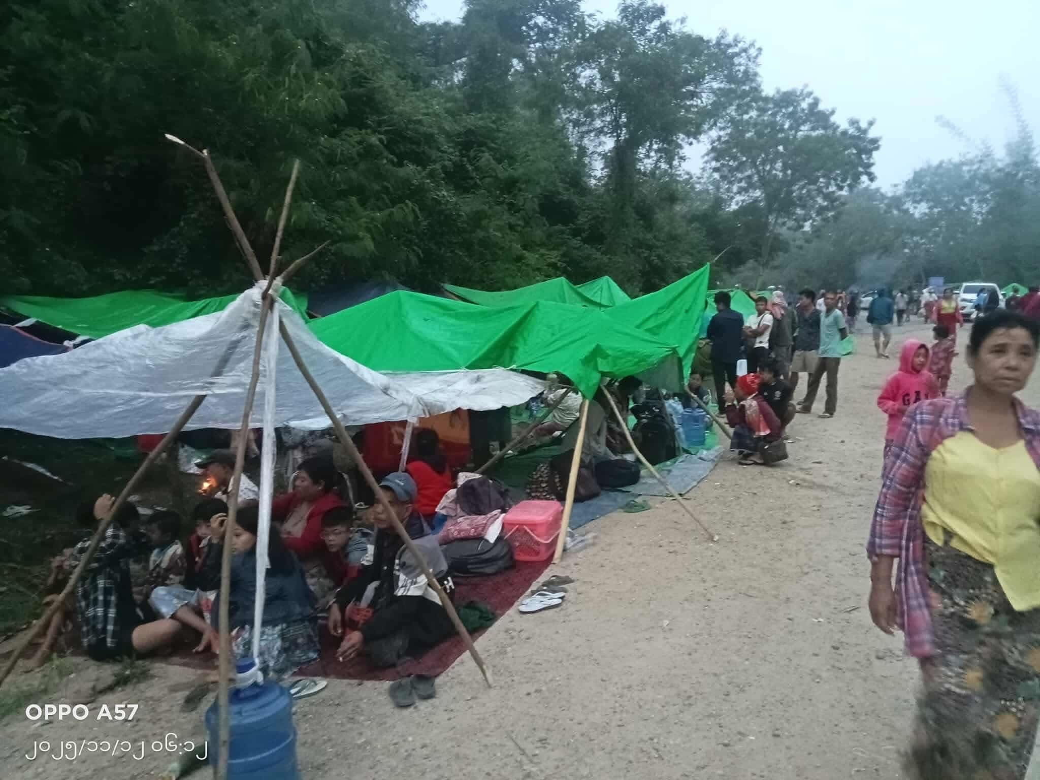 မောတောင်ဒေသကို စစ်ကော်မရှင်မှလက်နက်ကြီးအပြင် လေယာဉ်ဖြင့်ပါဗုံးကြဲတိုက်ခိုက်မှုကြောင့် ဒေသခံထောင်နှင့်ချီ ထိုင်းနယ်စပ်သို့ရောက်ရှိ