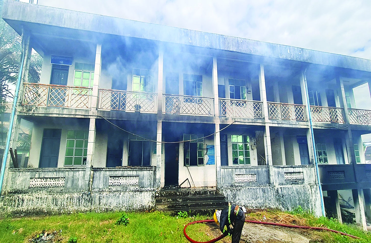 ရေဖြူမြို့နယ် မြို့မရဲစခန်းအပါအဝင် ဌာနဆိုင်ရာရုံး ၆ ခု မီးရှို့ဖျက်ဆီးခံရ