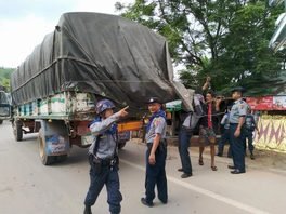 ထိုင်းကုန်ပစ္စည်းများ ဆက်တိုက်ဖမ်းနေသည့်အတွက် ကုန်ပစ္စည်းတင်သွင်းမှု ရပ်တန့်လုနီးပါးဖြစ်နေ